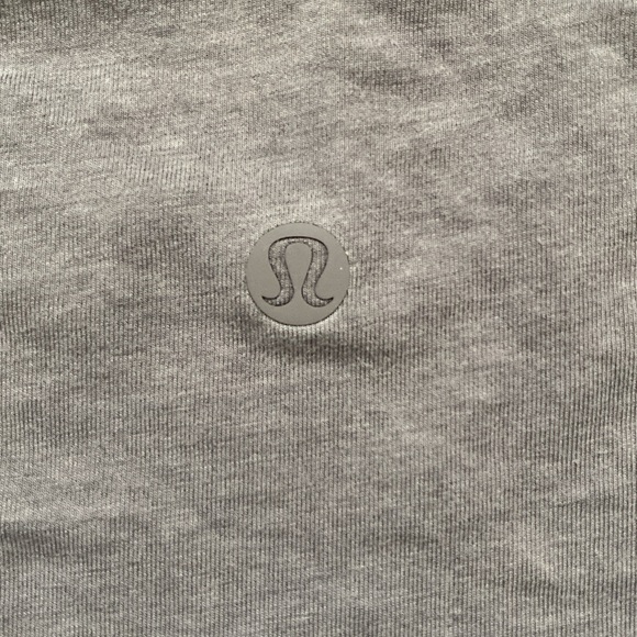 ❤️ Lululemon Cates Tee Grey Size 4 NWOT - Picture 5 of 6